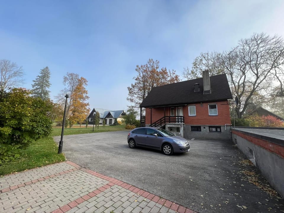 Property building, Day, Neighbourhood, Parking