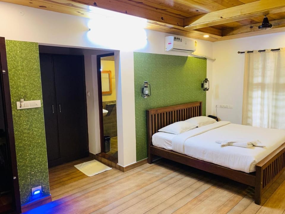 Toilet, Bed, Bathroom, Photo of the whole room, Bedroom, wardrobe, air conditioner