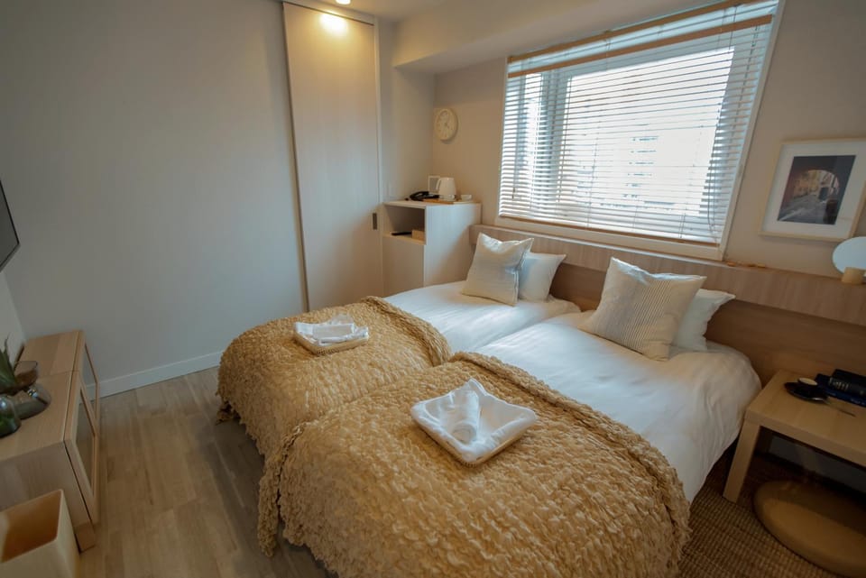 Bed, Bedroom, towels