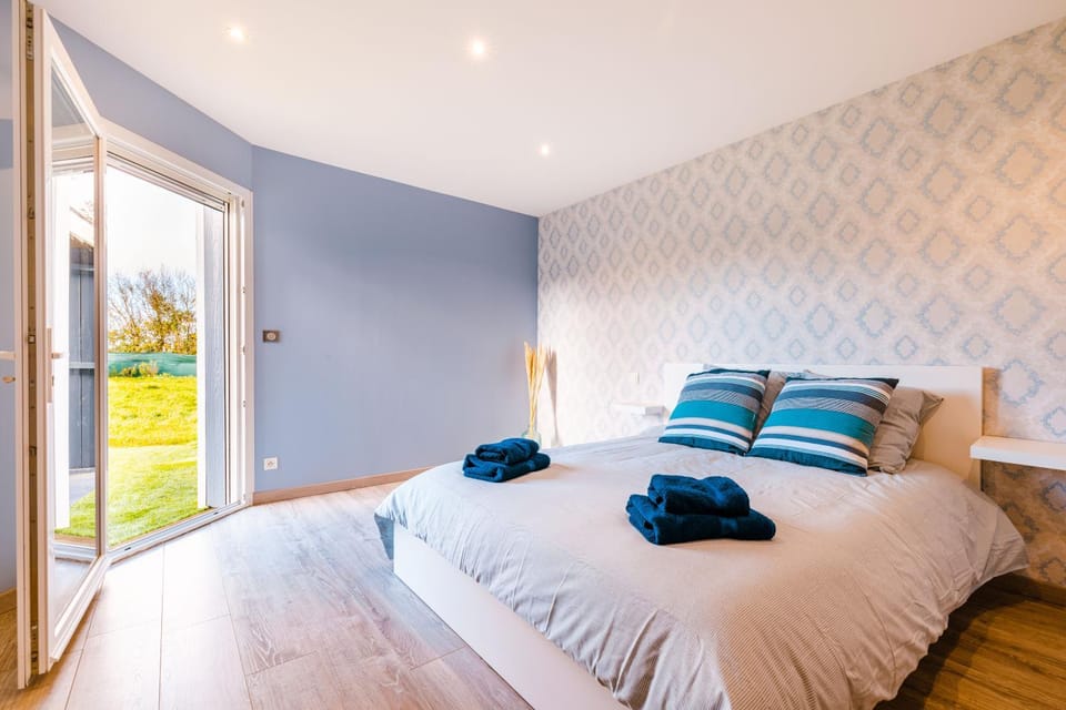 Bed, Bedroom, towels