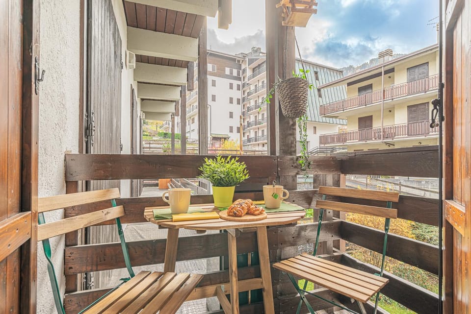 Property building, Day, View (from property/room), Balcony/Terrace, Dining area