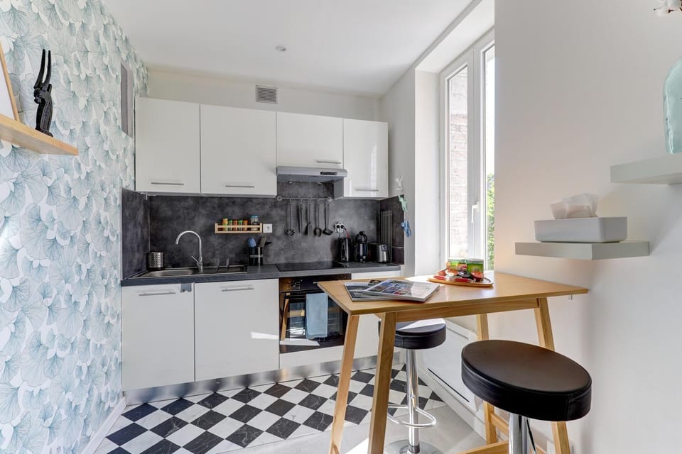 Kitchen or kitchenette, minibar