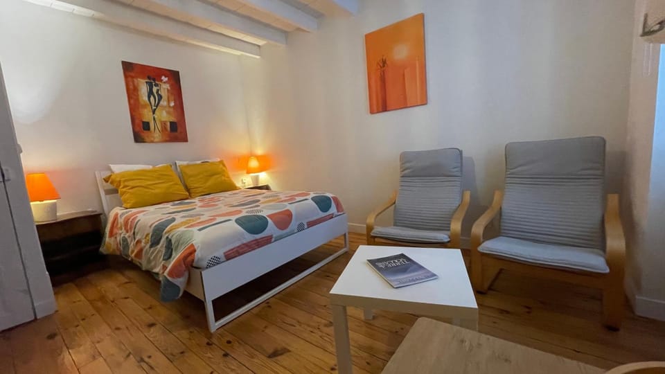 Photo of the whole room, Bedroom