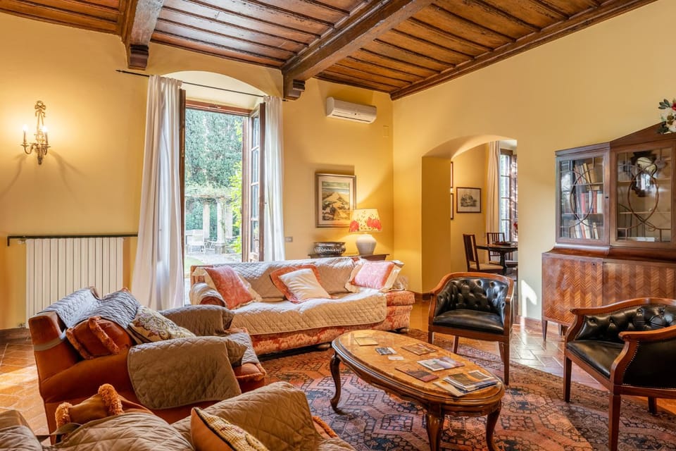 Communal lounge/ TV room, Garden view