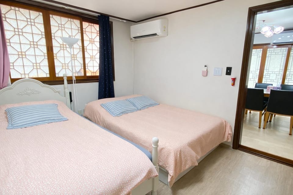 Bed, Photo of the whole room, Bedroom, air conditioner