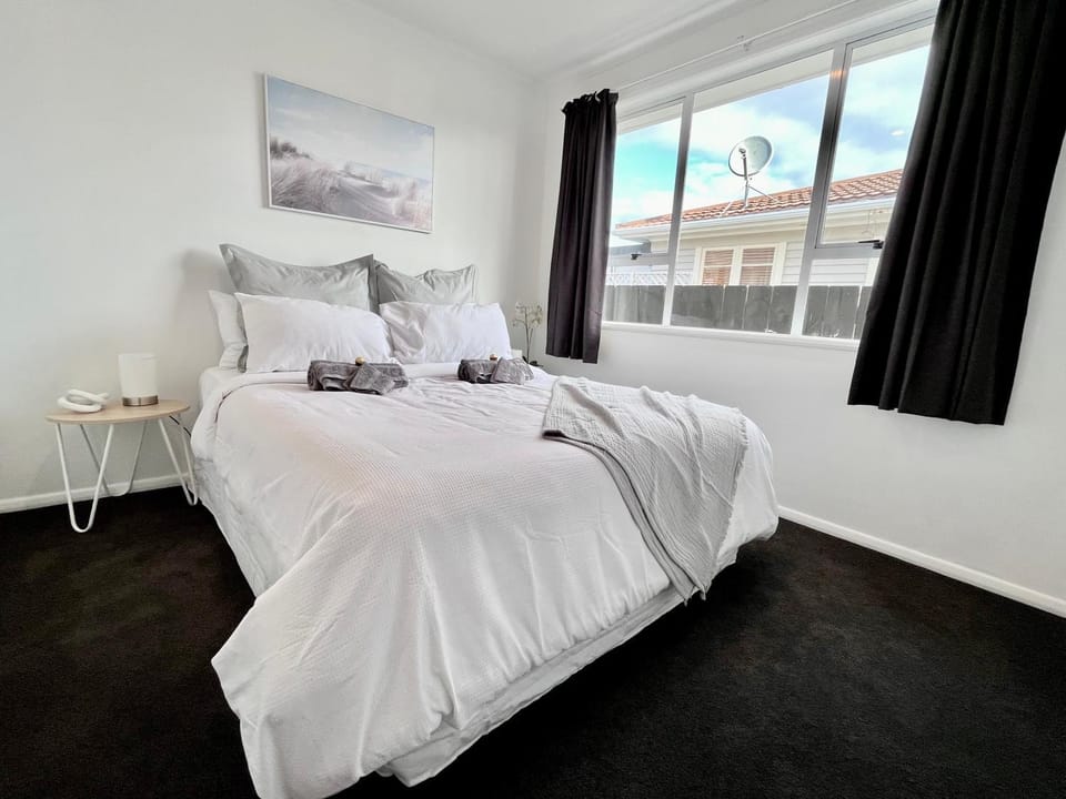 Bed, Photo of the whole room, Decorative detail, Decorative detail, Bedroom, towels