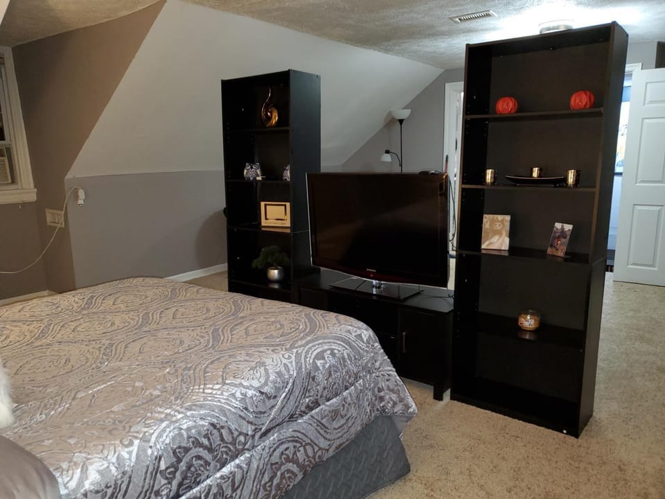 Bed, TV and multimedia, Bedroom