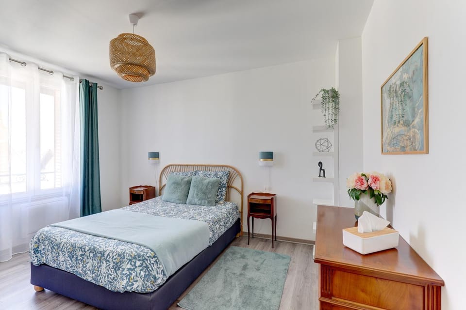 Photo of the whole room, Bedroom