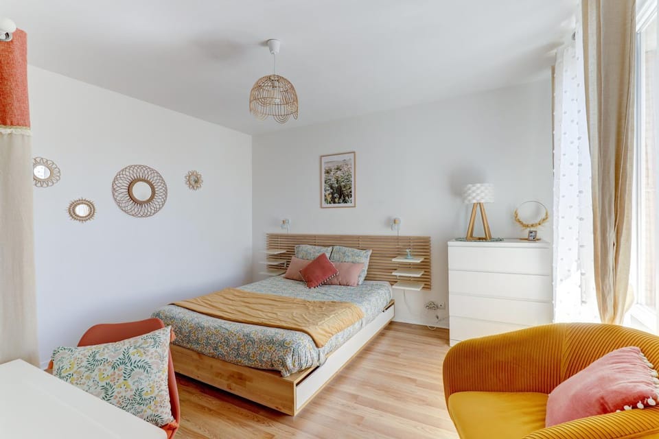 Photo of the whole room, Bedroom