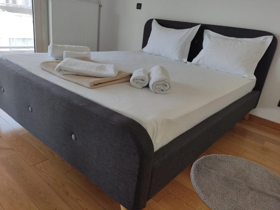 Bed, Photo of the whole room, Bedroom, towels