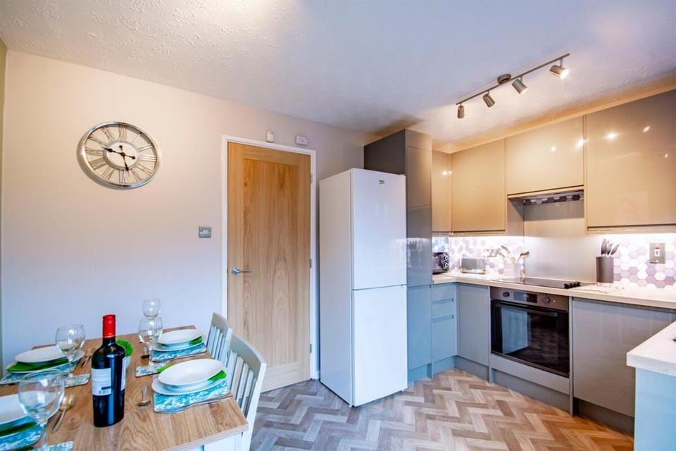 2BR Home w/ Free Parking | Close to M1 & Tram Stop Bed and Breakfast in Nottingham