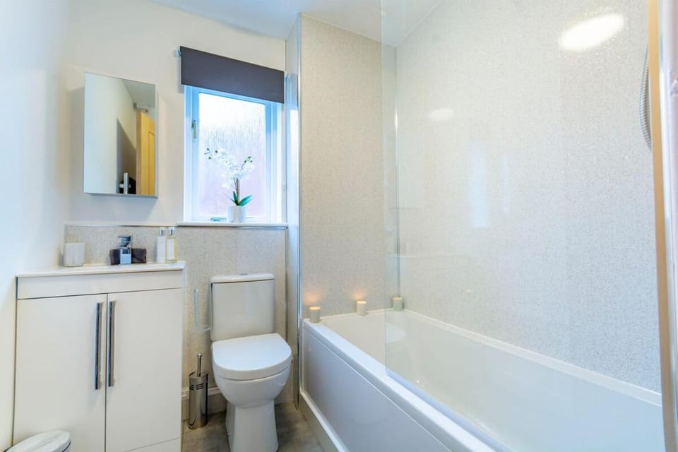 2BR Home w/ Free Parking | Close to M1 & Tram Stop Bed and Breakfast in Nottingham