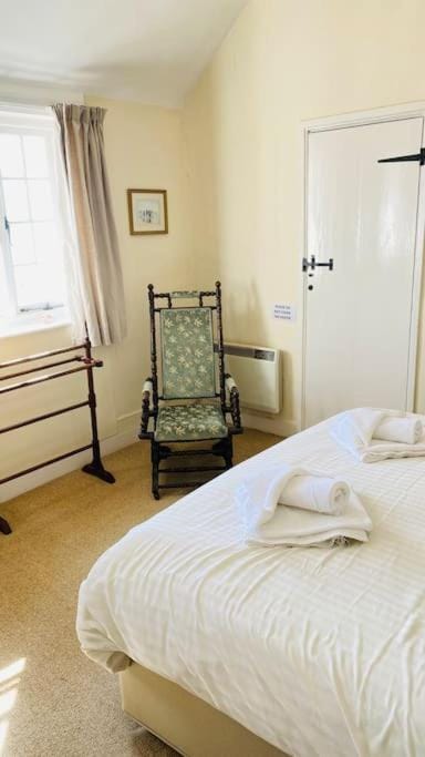 Benwick Cottage - Beachfront Thatched Cottage set on the marine parade with absolutely spectacular Sea views! Sleeps 4 House in Lyme Regis