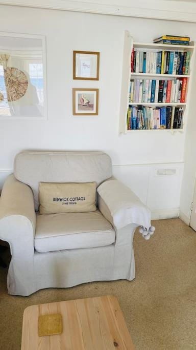 Benwick Cottage - Beachfront Thatched Cottage set on the marine parade with absolutely spectacular Sea views! Sleeps 4 House in Lyme Regis