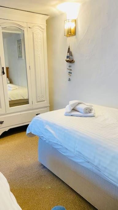 Benwick Cottage - Beachfront Thatched Cottage set on the marine parade with absolutely spectacular Sea views! Sleeps 4 House in Lyme Regis