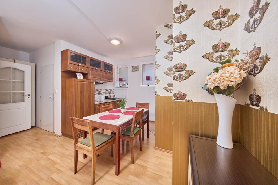 Kitchen or kitchenette, Seating area