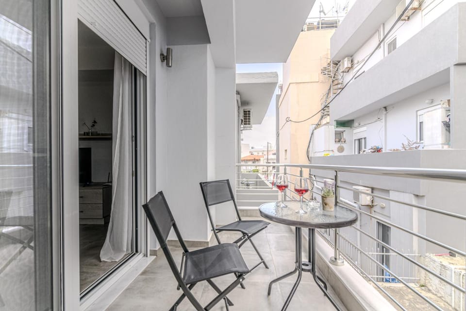 Spacious Flat For Friends & Couples With Balcony Apartment in Heraklion