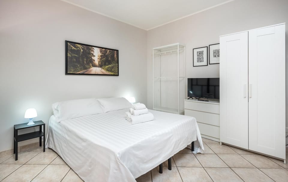 Bed, TV and multimedia, Photo of the whole room, wardrobe