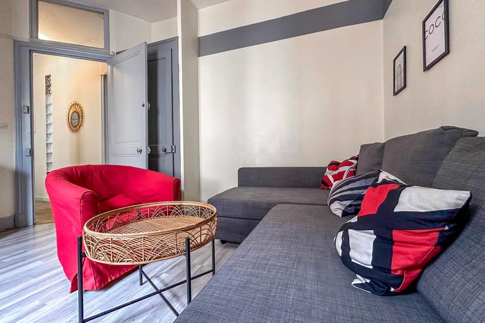 #EA The Red Dormoy Apartment in Grenoble