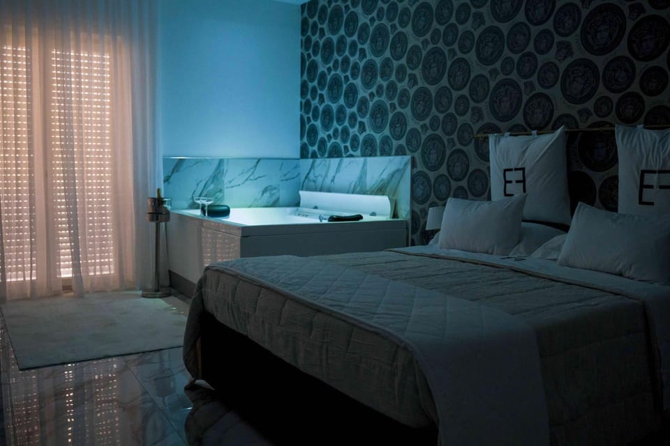 Bed, Hot Tub, Photo of the whole room, Bedroom