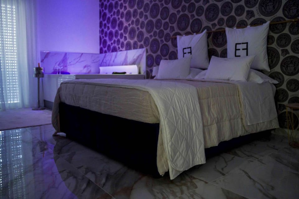 Bed, Hot Tub, Photo of the whole room, Bedroom