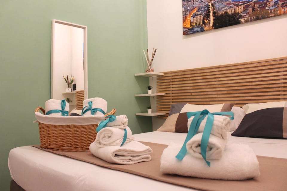 Bed, towels