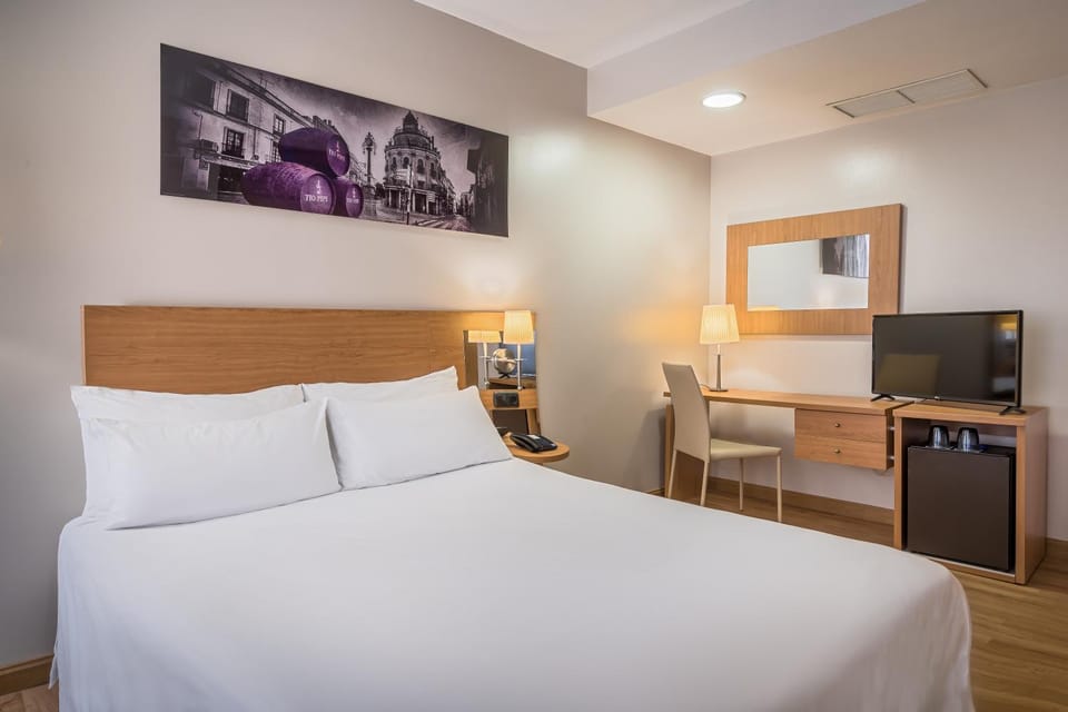Bed, minibar