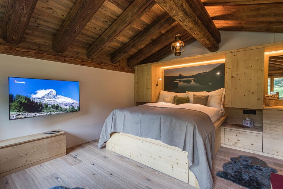 Bed, TV and multimedia, Bedroom