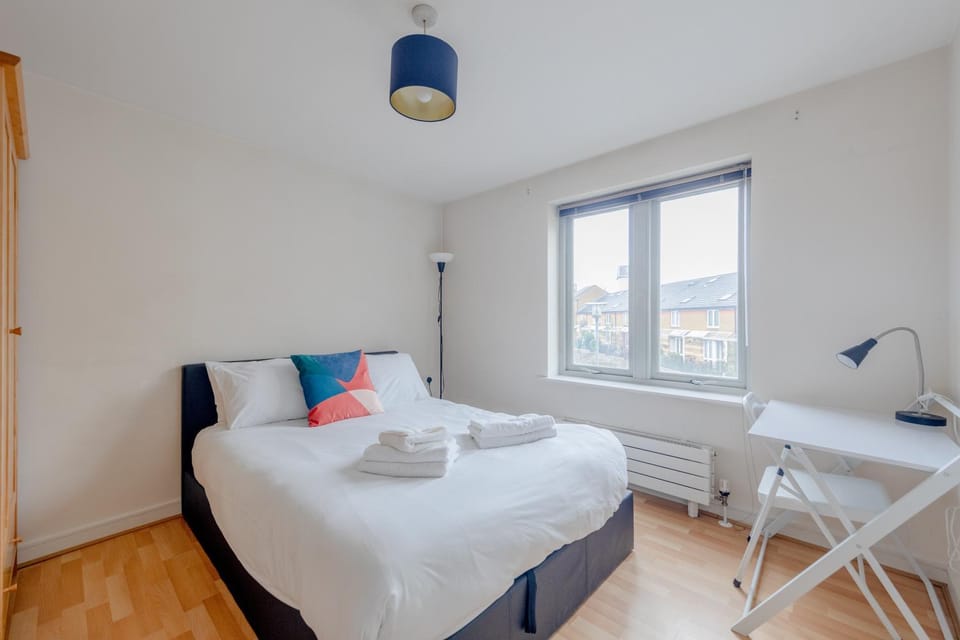 Spacious 2 Bedroom Apartment Near White City House in London
