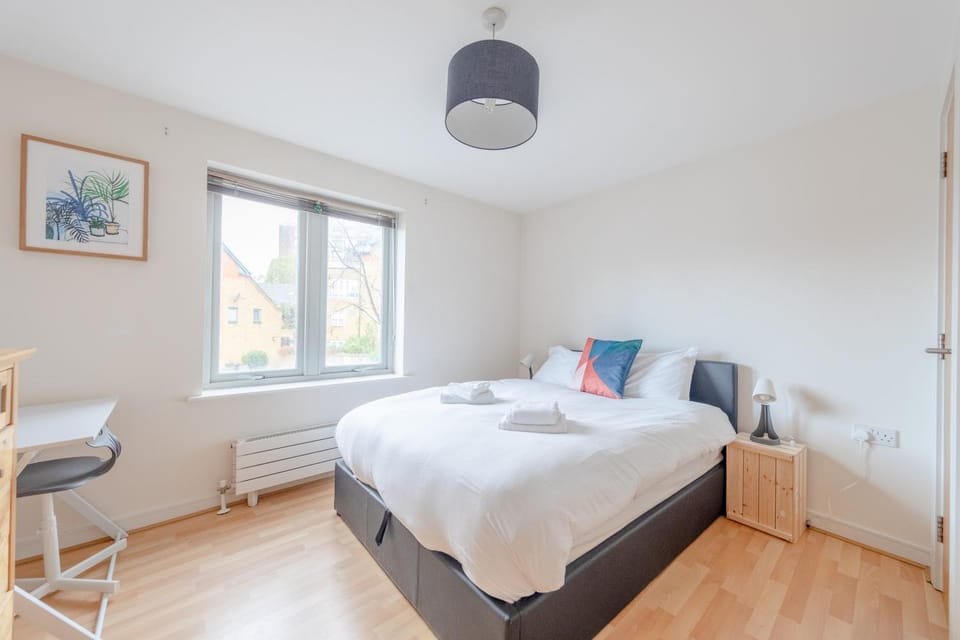Spacious 2 Bedroom Apartment Near White City House in London