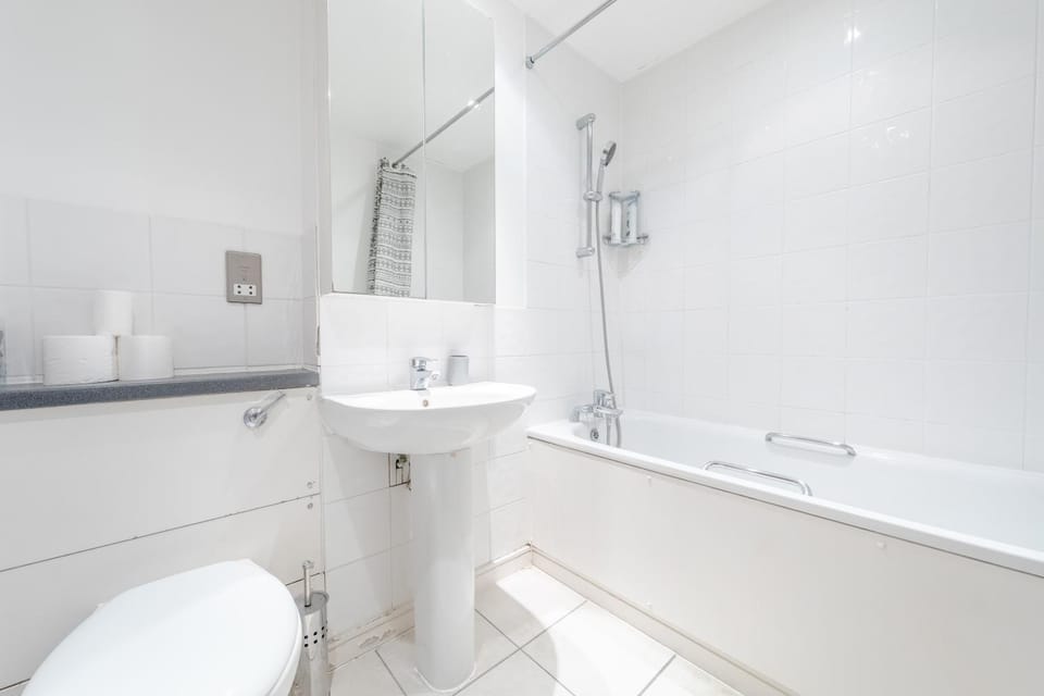 Spacious 2 Bedroom Apartment Near White City House in London
