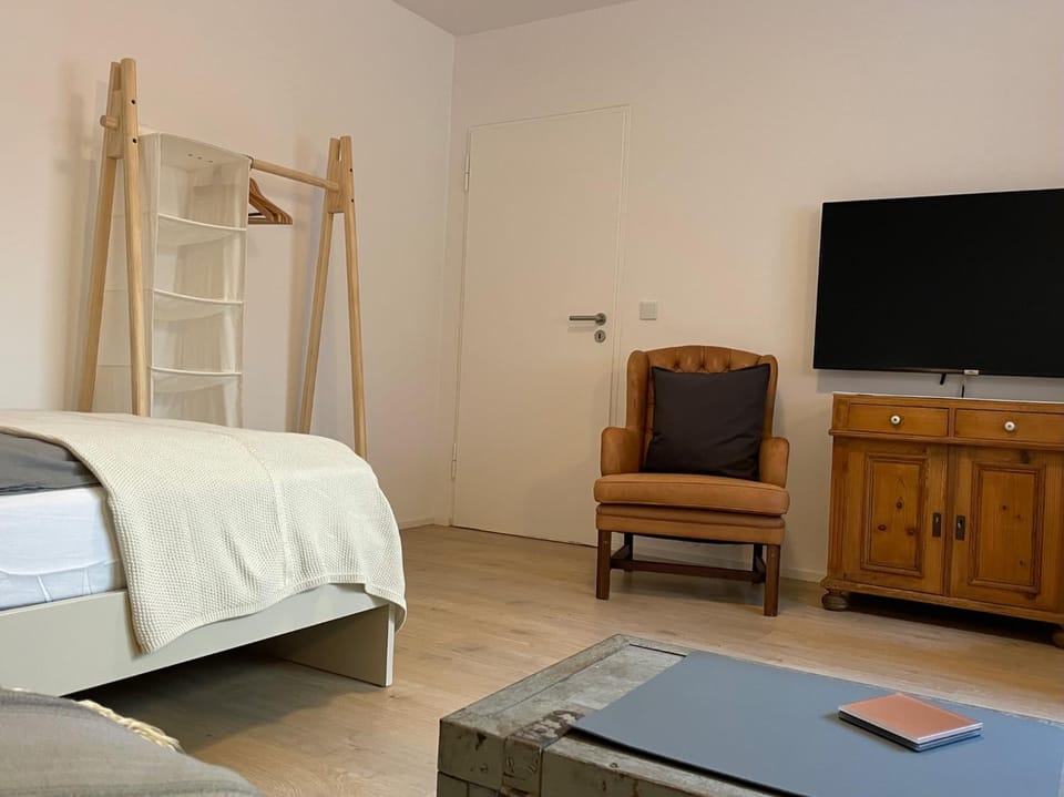 Bed, TV and multimedia, wardrobe