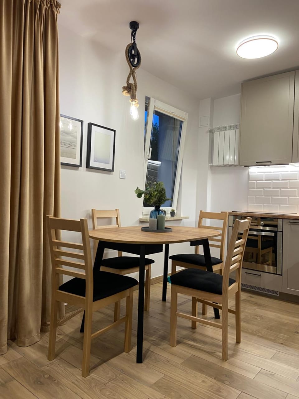 Kitchen or kitchenette, Dining area