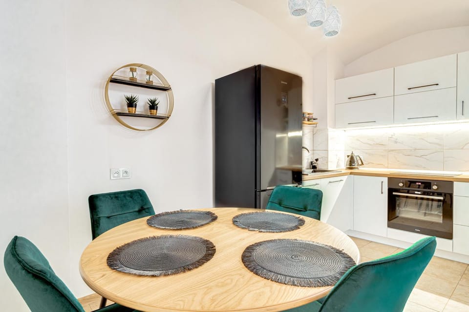 Kitchen or kitchenette, Dining area, minibar, stove