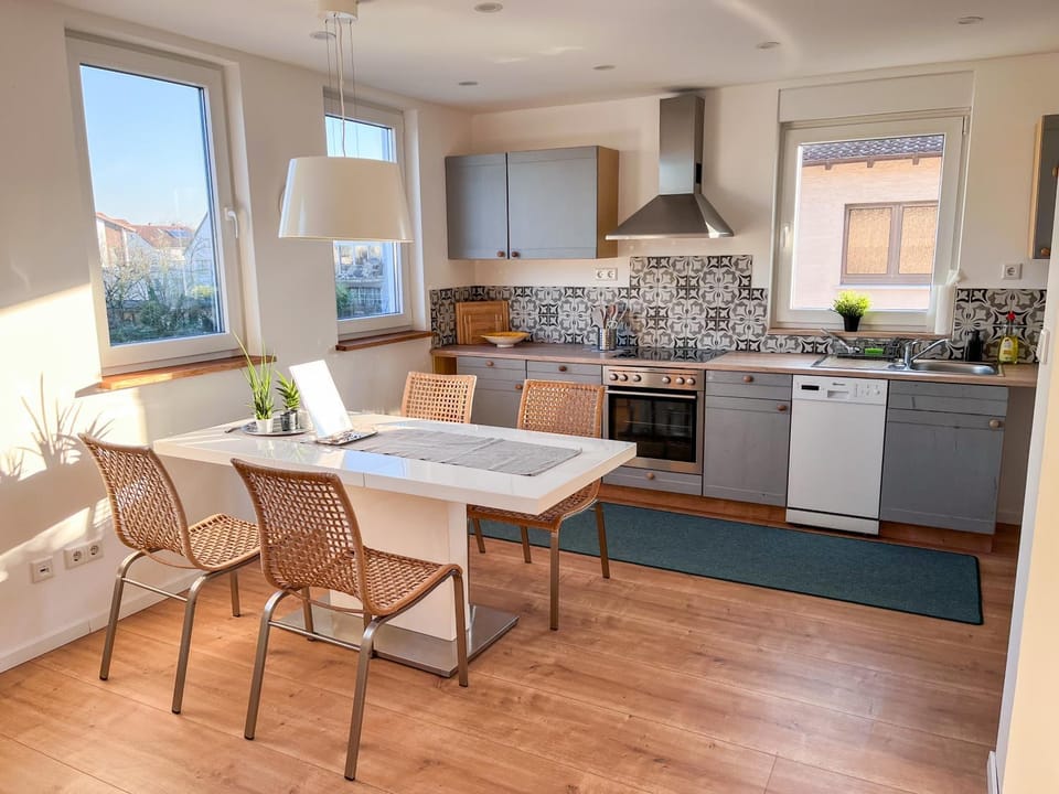 Kitchen or kitchenette, Seating area, Dining area, stove