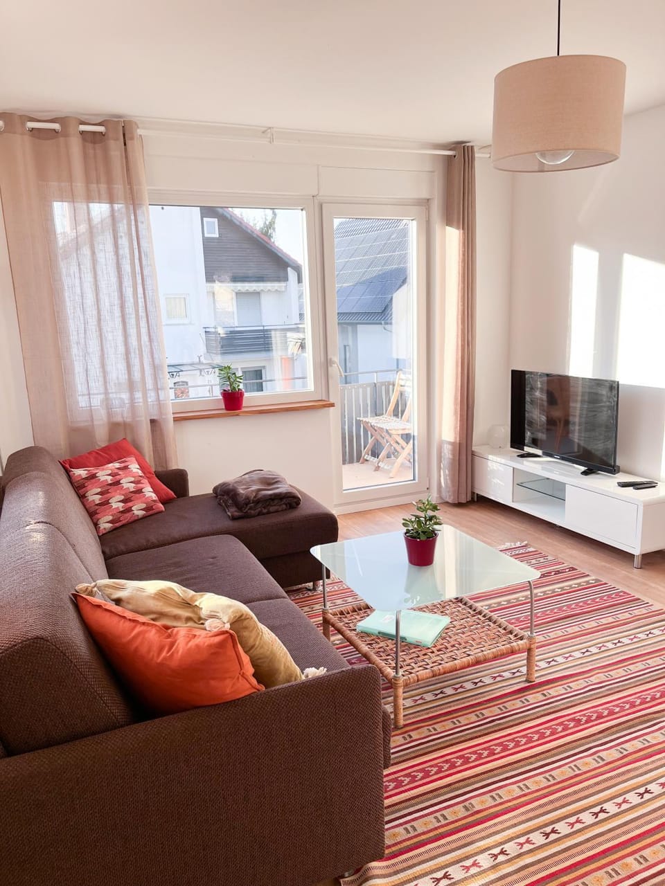Communal lounge/ TV room, TV and multimedia, Living room, Seating area, Evening entertainment