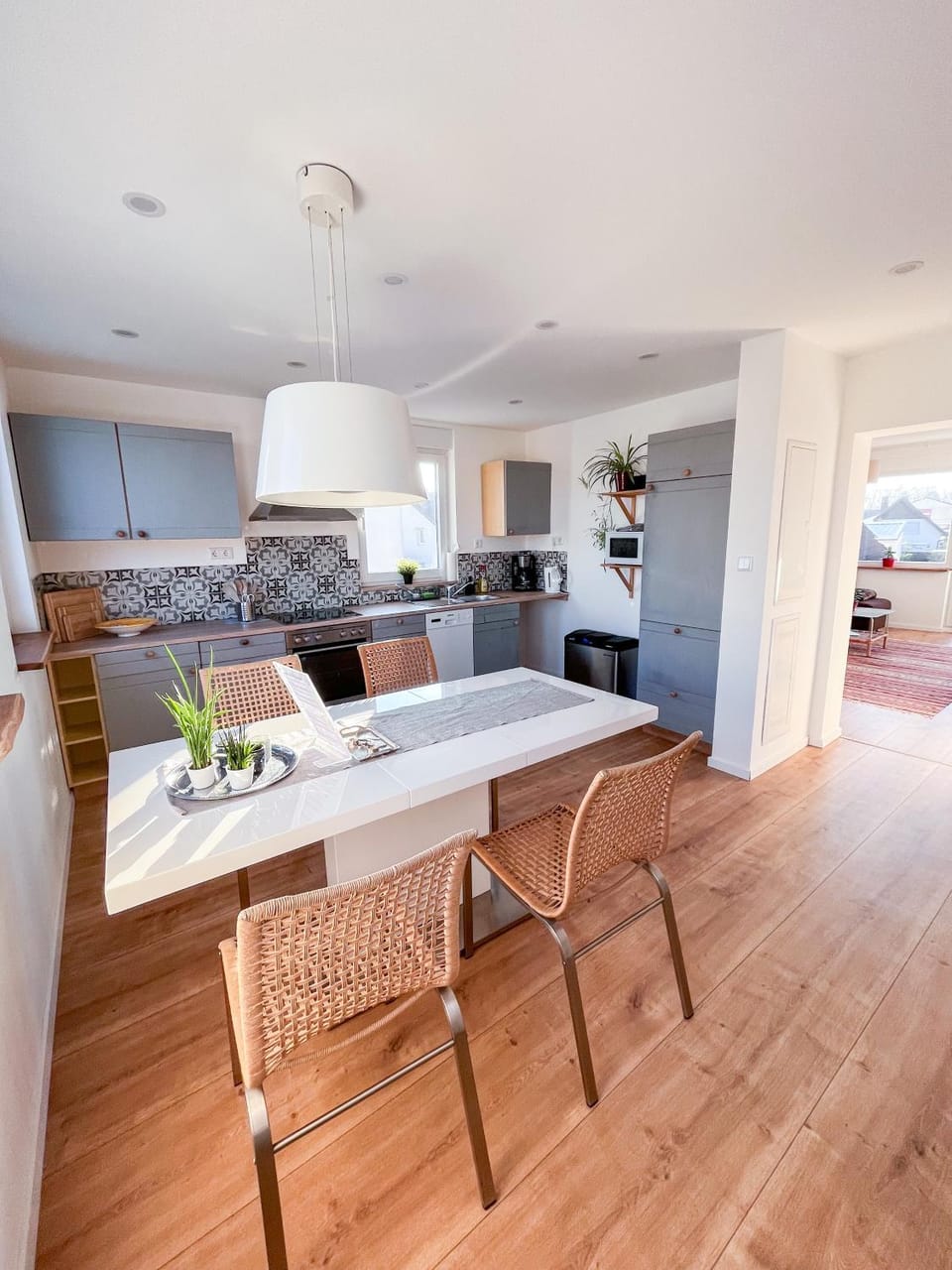 Kitchen or kitchenette, Seating area, Dining area