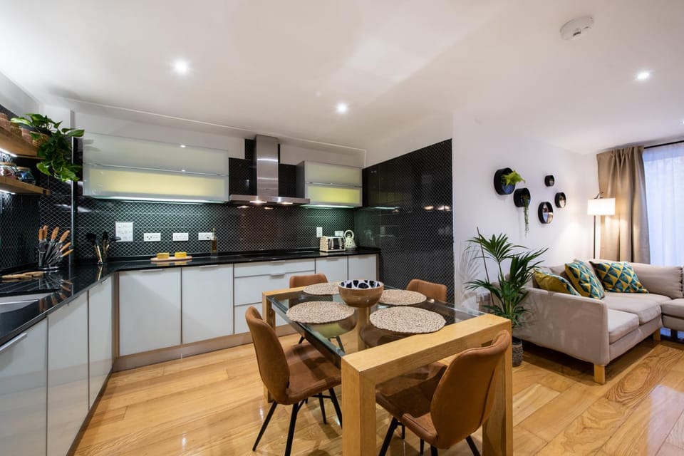 Kitchen or kitchenette, Living room, Photo of the whole room, Seating area, Dining area, minibar, pet friendly, stove