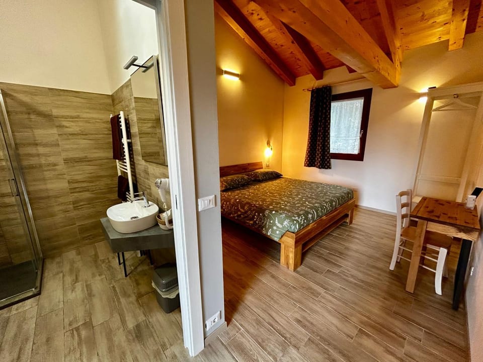 Shower, Toilet, Restaurant/places to eat, Bed, Bathroom, Photo of the whole room, Bedroom, Breakfast, towels