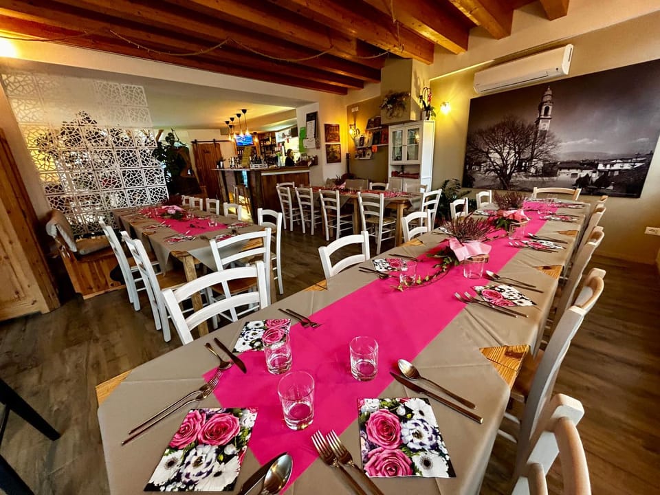 Restaurant/places to eat, Dining area