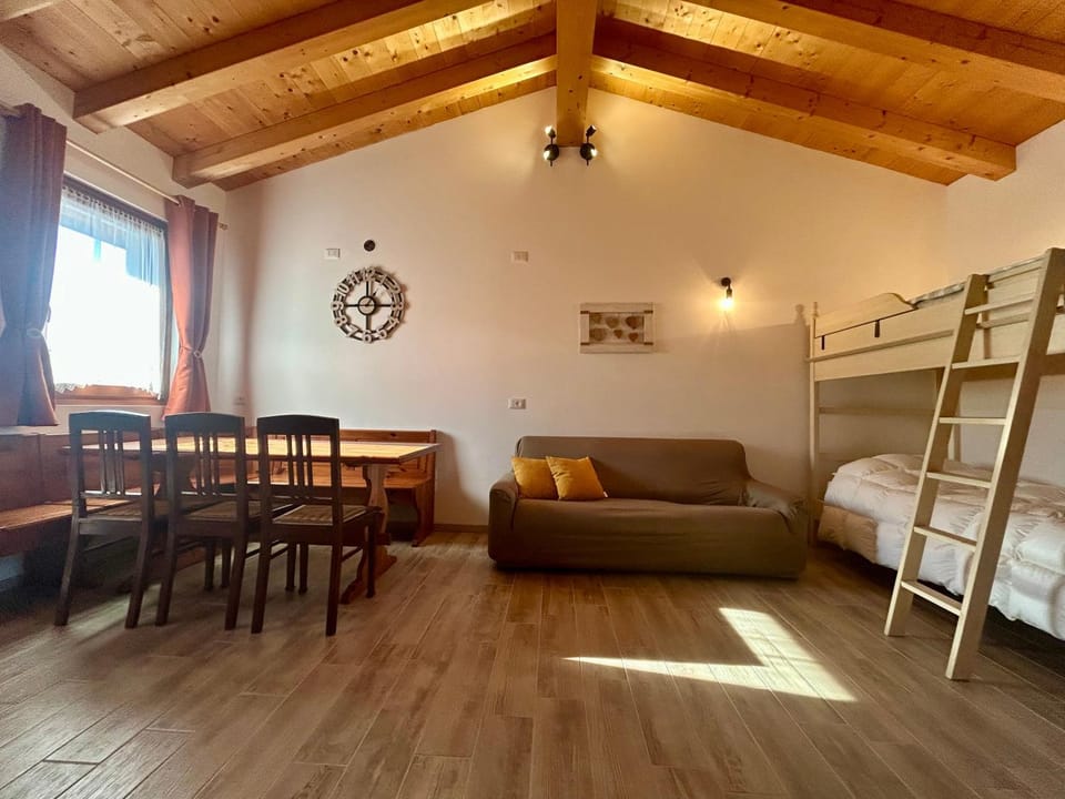 Property building, Restaurant/places to eat, Bed, Living room, Photo of the whole room, Seating area, Dining area, Bedroom, Breakfast, bunk bed
