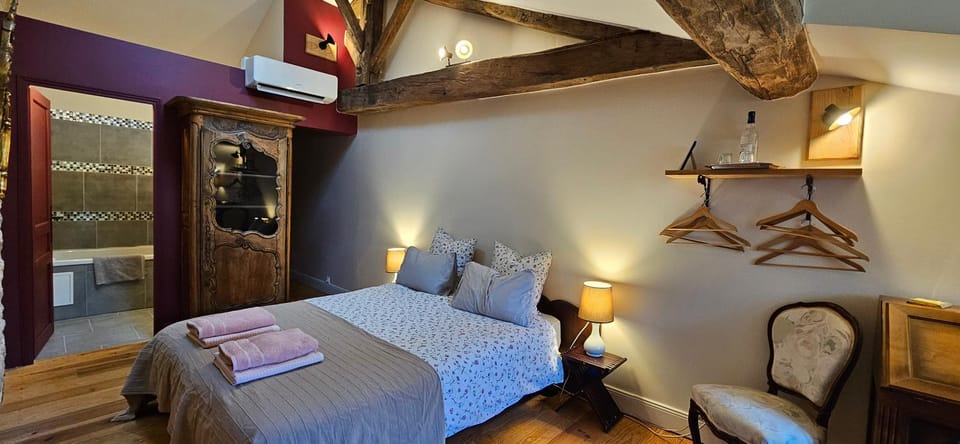 Bed, TV and multimedia, Photo of the whole room, Bedroom, air conditioner, air conditioner