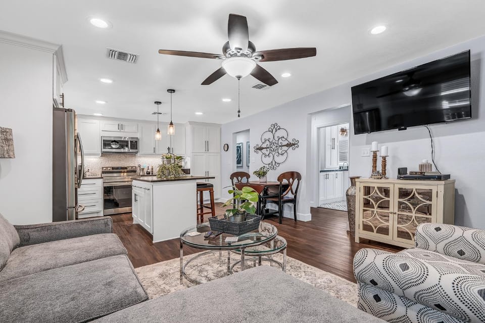 TV and multimedia, Kitchen or kitchenette, Living room, Dining area