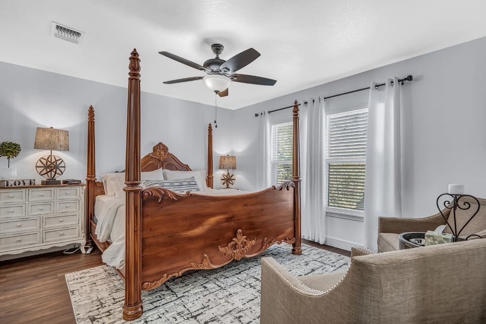 Bed, Photo of the whole room, Seating area, Bedroom