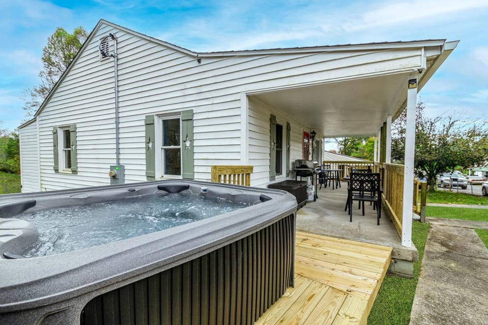 Property building, Day, Natural landscape, Hot Tub