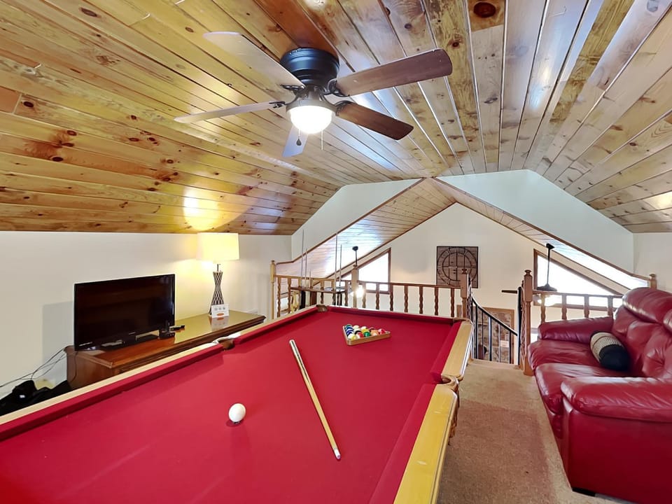 Billiard, Game Room, TV and multimedia, Seating area, furniture