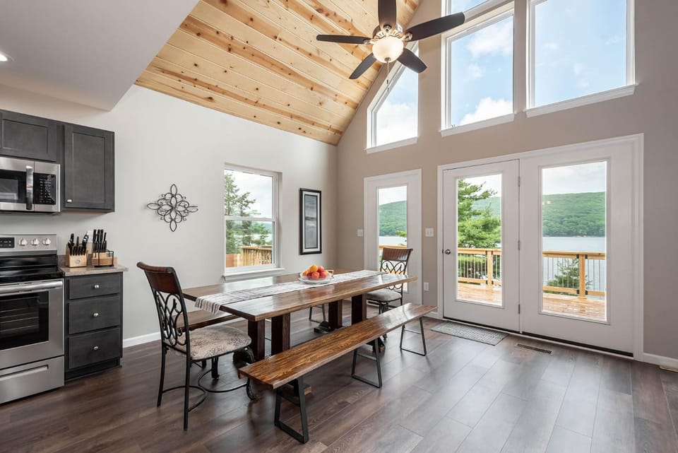View (from property/room), Kitchen or kitchenette, Seating area, Dining area, Garden view, Mountain view, furniture, stove