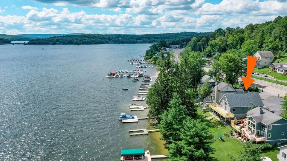 Property building, Patio, Natural landscape, Bird's eye view, Lake view, Parking