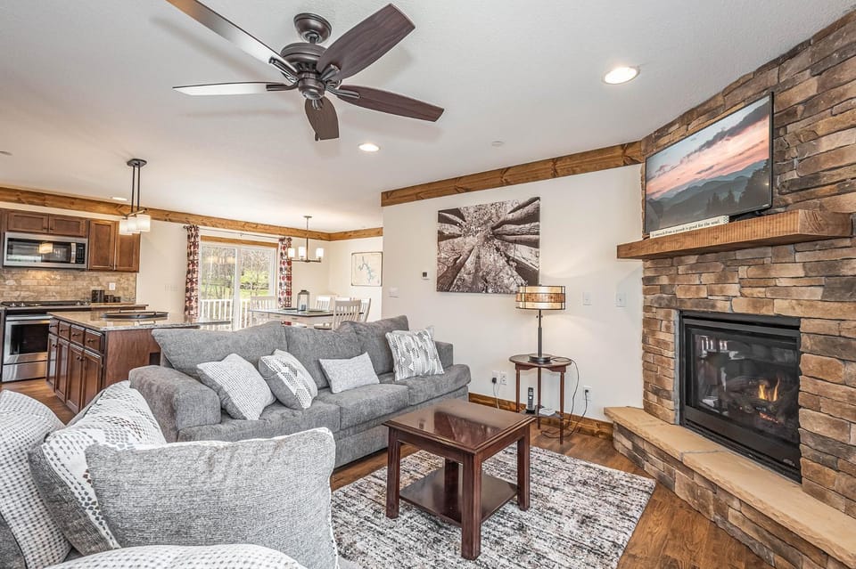 TV and multimedia, Kitchen or kitchenette, Living room, Seating area, Dining area, fireplace, furniture
