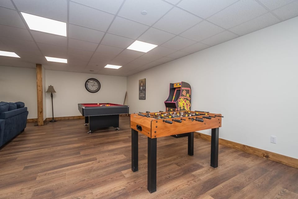 Billiard, Game Room, Seating area, furniture